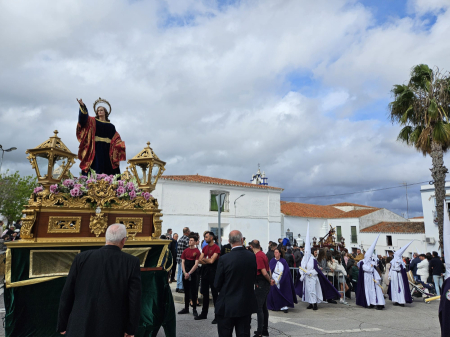 JESÚS NAZARENO Y SAN JUAN VOLVIERON A CONCENTRAR A LOS FONTANESES EN SU TRASLADO A LA PARROQUIA EN UN LLUVIOSO JUEVES SANTO