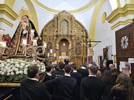 JESÚS NAZARENO Y SAN JUAN VOLVIERON A CONCENTRAR A LOS FONTANESES EN SU TRASLADO A LA PARROQUIA EN UN LLUVIOSO JUEVES SANTO