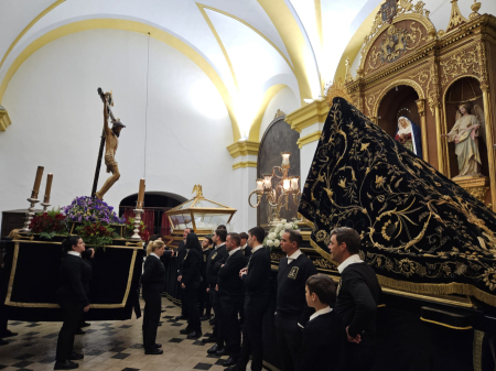 JESÚS NAZARENO Y SAN JUAN VOLVIERON A CONCENTRAR A LOS FONTANESES EN SU TRASLADO A LA PARROQUIA EN UN LLUVIOSO JUEVES SANTO