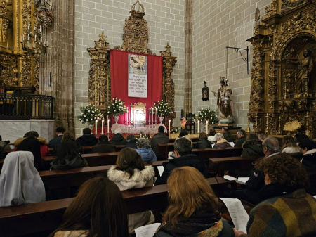 JESÚS NAZARENO Y SAN JUAN VOLVIERON A CONCENTRAR A LOS FONTANESES EN SU TRASLADO A LA PARROQUIA EN UN LLUVIOSO JUEVES SANTO