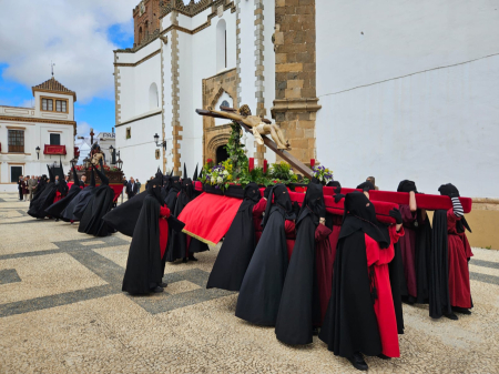 EL VIERNES SANTO COMENZÓ CON LA NOVEDOSA PROCESIÓN DEL MAYOR DOLOR Y EL CRISTO DE LA BUENA MUERTE